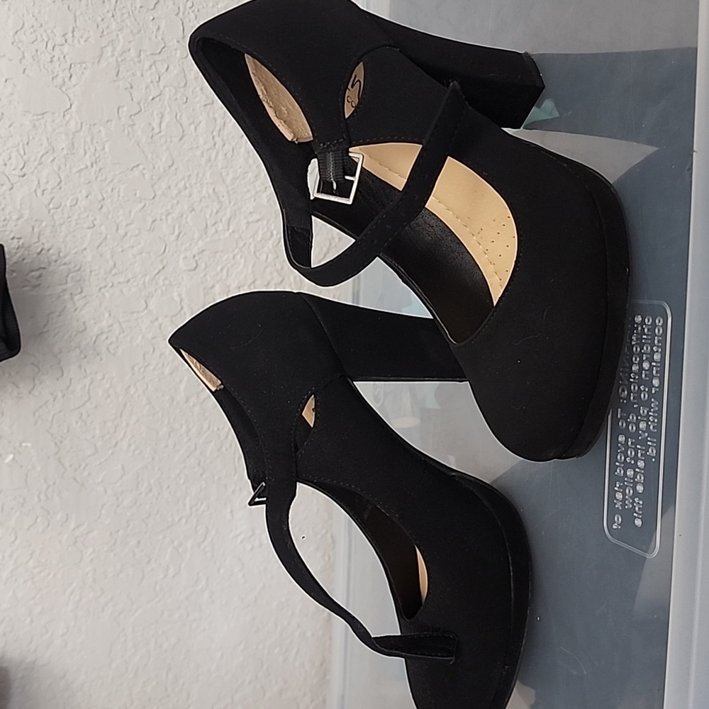 Black heels - Picture 3 of 13